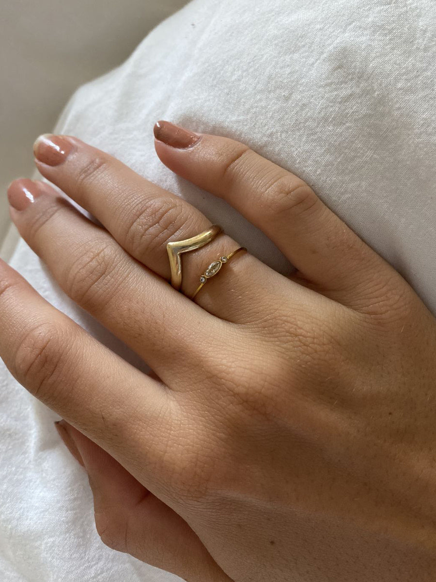 Anello delicato con zirconi e perla d’acqua dolce