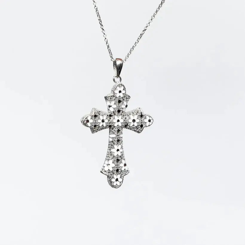 Collana-croce-argento-925-caratteristiche-e-vantaggi-essenziali gioielliperfetti.it