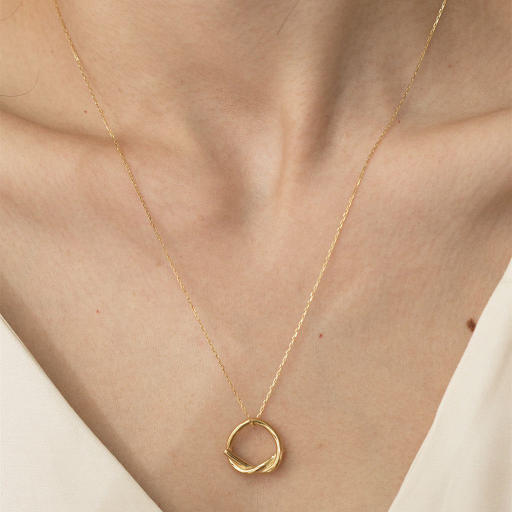 Collana dorata da donna, design esclusivo e di alta qualità