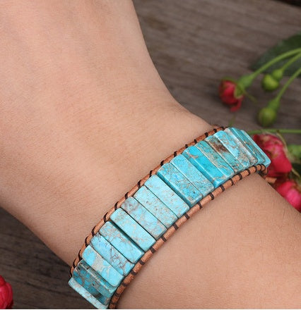 Pelle rettangolare con perline di diaspro naturale depositato sul mare