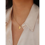 Collana con ciondolo a forma di fiore con catena e rosa rotonda in giada