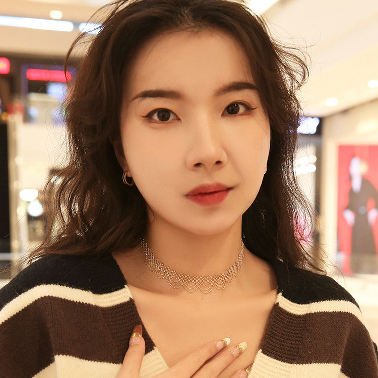 Collana in legno con nappe in oro 18 carati e pizzo arcobaleno intrecciato