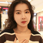 Collana in legno con nappe in oro 18 carati e pizzo arcobaleno intrecciato