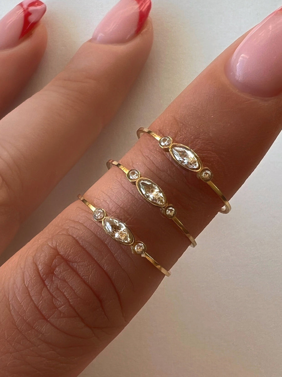 Anello delicato con zirconi e perla d’acqua dolce