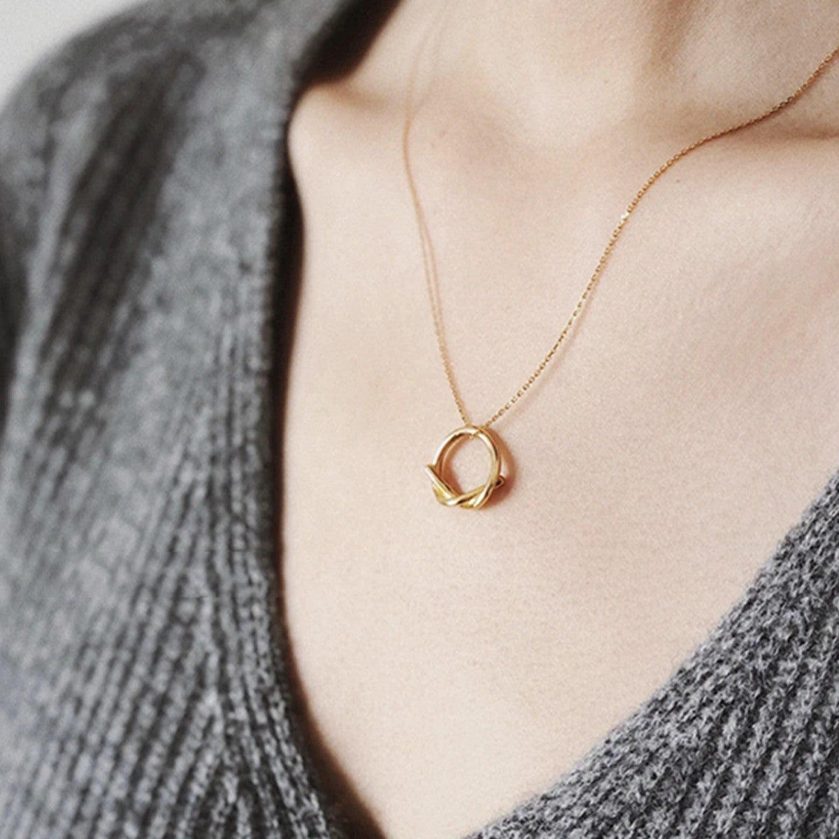 Collana dorata da donna, design esclusivo e di alta qualità