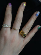 Anello delicato con zirconi e perla d’acqua dolce