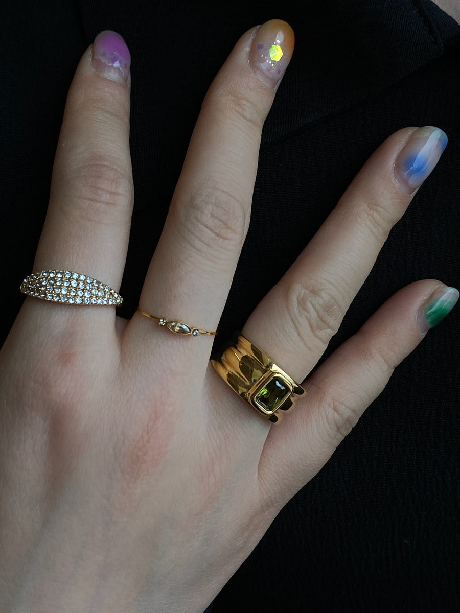 Anello delicato con zirconi e perla d’acqua dolce