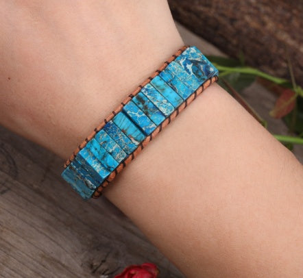 Pelle rettangolare con perline di diaspro naturale depositato sul mare