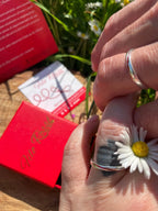 Anello del Destino con Filo Rosso - Simbolo di Legame Eterno e Stile Raffinato | gioielli perfetti Anello km5m85-r3.myshopify.com