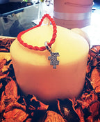 S925-Silber-Puzzle-Charm mit Zirkonen, auf klarer Kerze und Blütenblättern. Ideal für Red Thread-Armbänder.