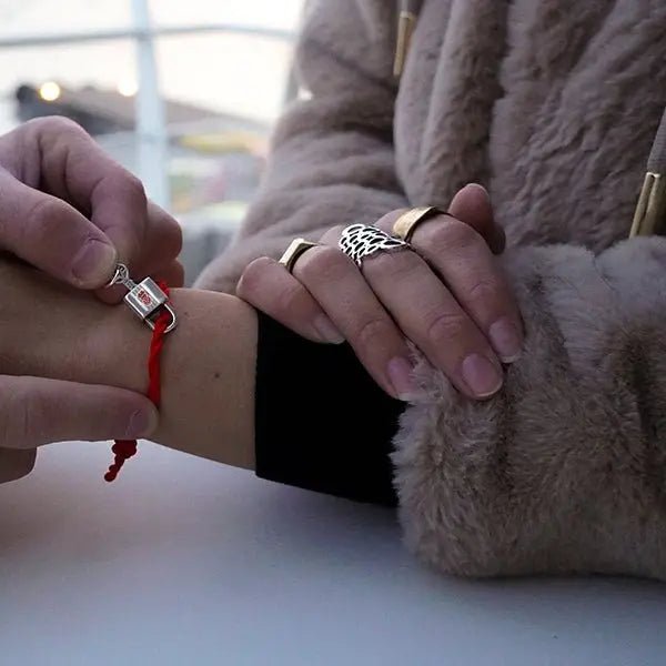 „Lock Me“-Charm aus S925-Silber – Symbol der ewigen Bindung für Ihren roten Faden des Schicksals | schmuck.it - ​​​​schmuck.it