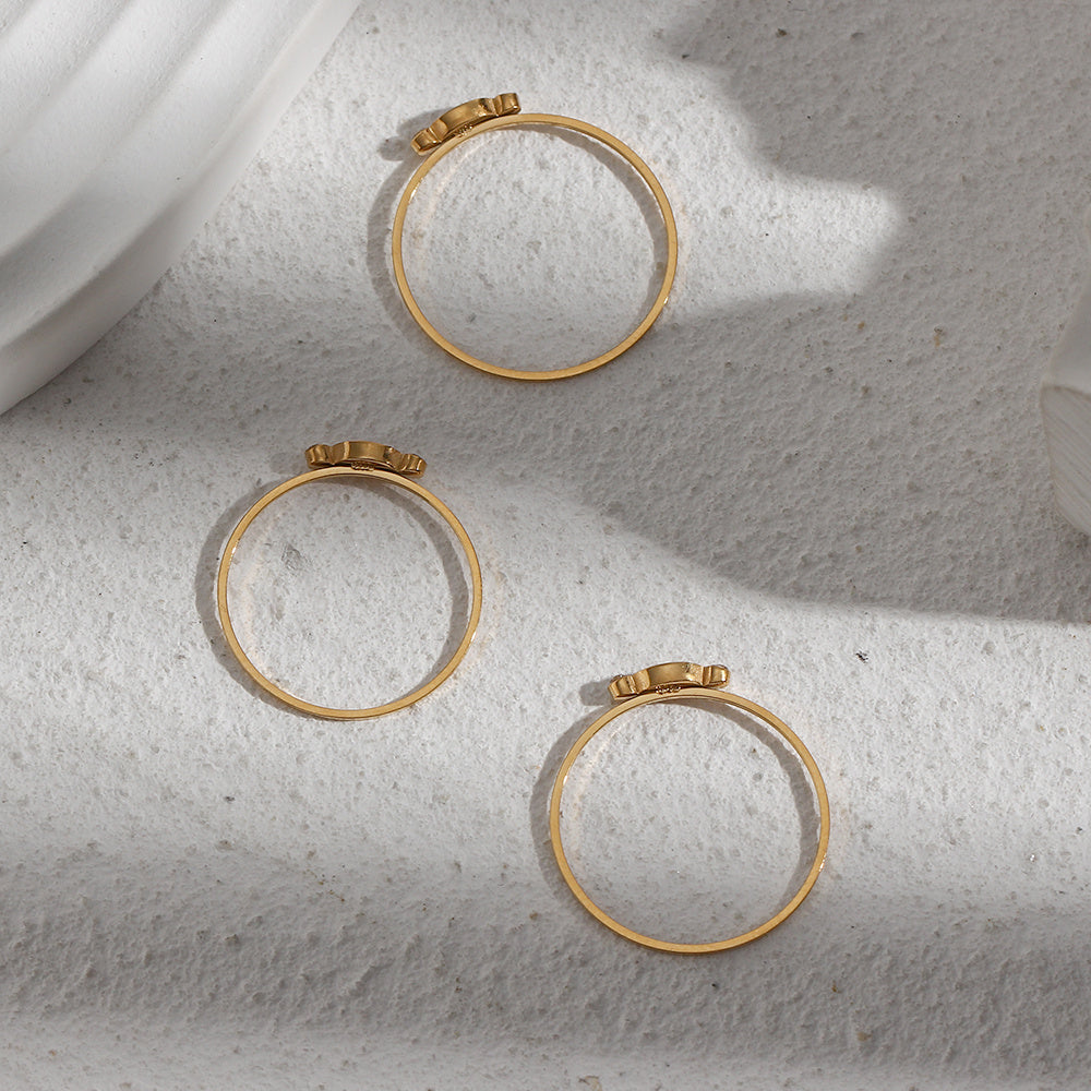 Anello delicato con zirconi e perla d’acqua dolce