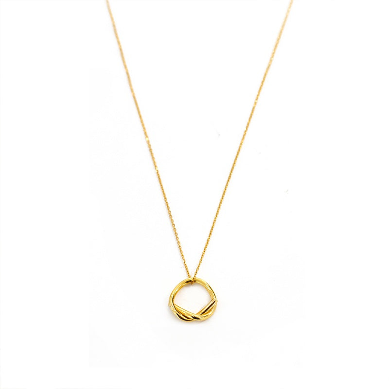 Collana dorata da donna, design esclusivo e di alta qualità