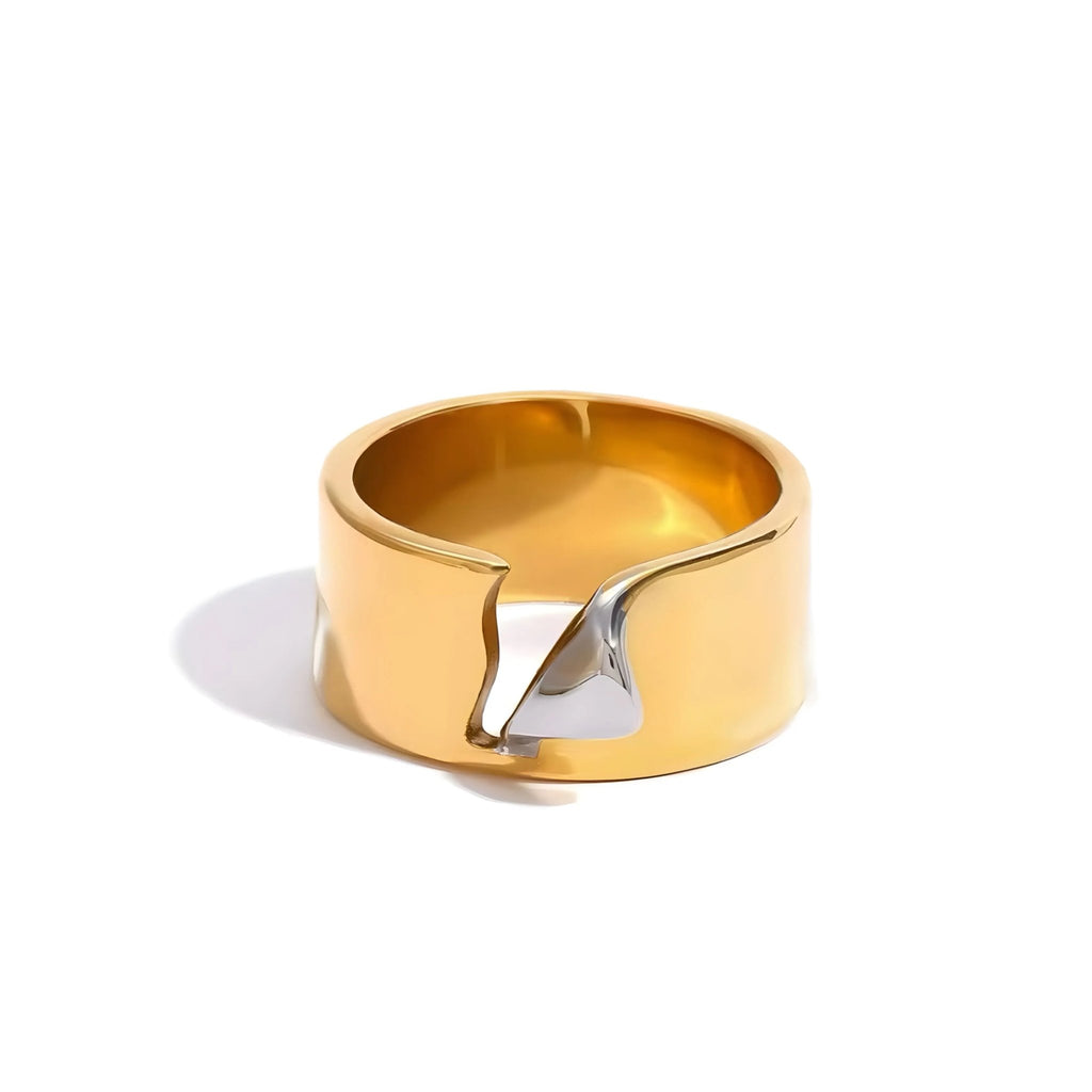 Anello Charlotte BEHI MILANO in acciaio PVD placcato oro 18k, bicolore oro e argento, raffinatezza su sfondo bianco.