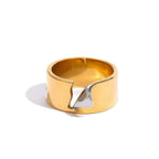 Anello Charlotte BEHI MILANO in acciaio PVD placcato oro 18k, bicolore oro e argento, raffinatezza su sfondo bianco.