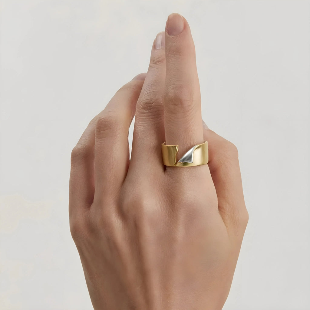 Anello Charlotte BEHI MILANO bicolore oro e argento in acciaio placcato 18k PVD, indossato su una mano femminile