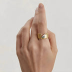 Anello Charlotte BEHI MILANO bicolore oro e argento in acciaio placcato 18k PVD, indossato su una mano femminile