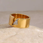 Anello Charlotte BEHI MILANO in acciaio inossidabile placcato oro 18k PVD, con intaglio laterale su roccia chiara