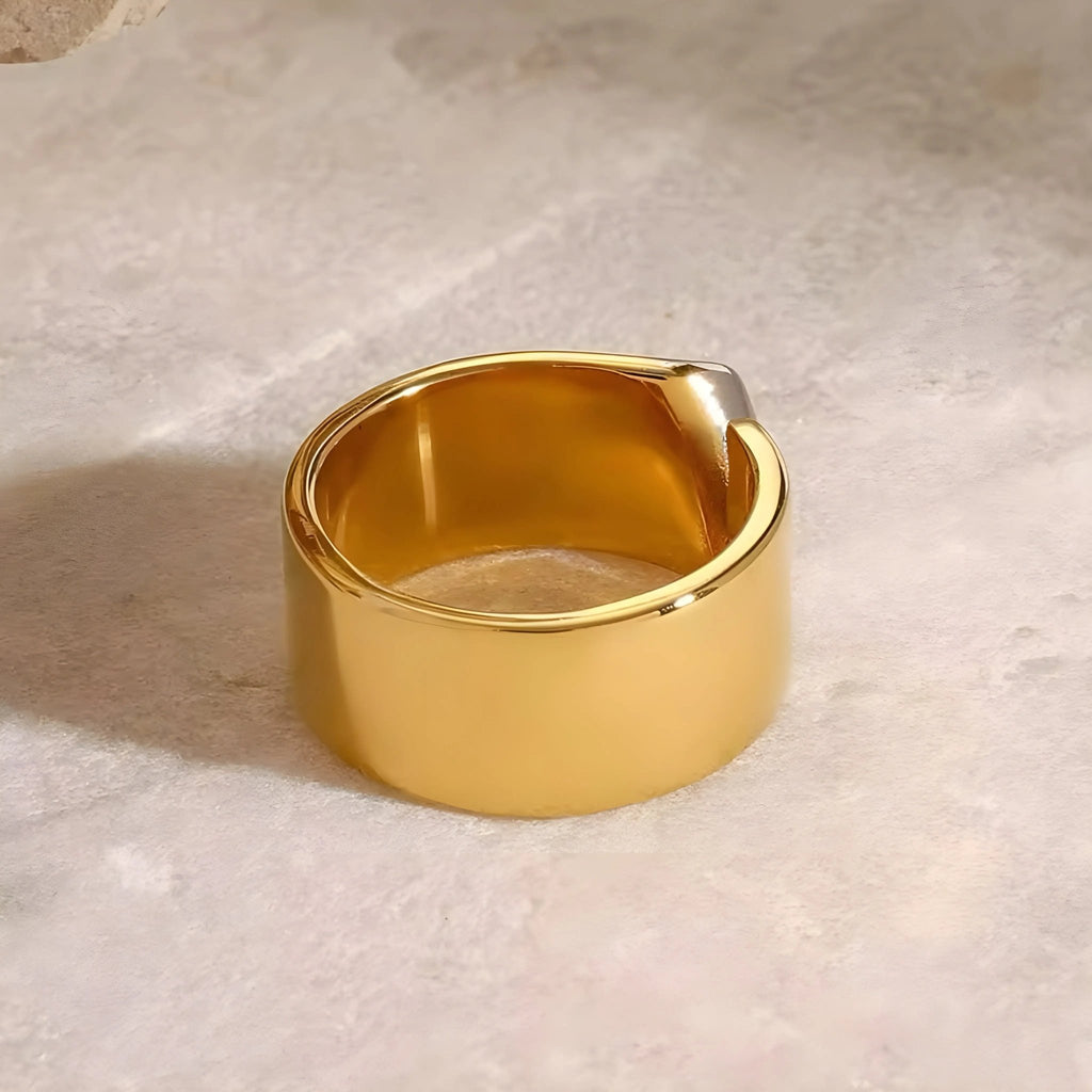 Anello Charlotte BEHI MILANO in acciaio placcato oro 18k PVD, vista laterale su sfondo chiaro per risaltare lo splendore.