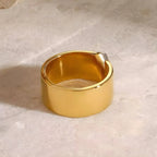 Anello Charlotte BEHI MILANO in acciaio placcato oro 18k PVD, vista laterale su sfondo chiaro per risaltare lo splendore.