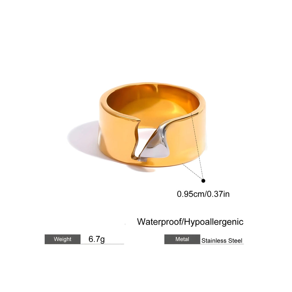 Anello BEHI Charlotte placcato oro 18k PVD, in acciaio inossidabile con intaglio argentato, resistente all'acqua e ipoallergenico.