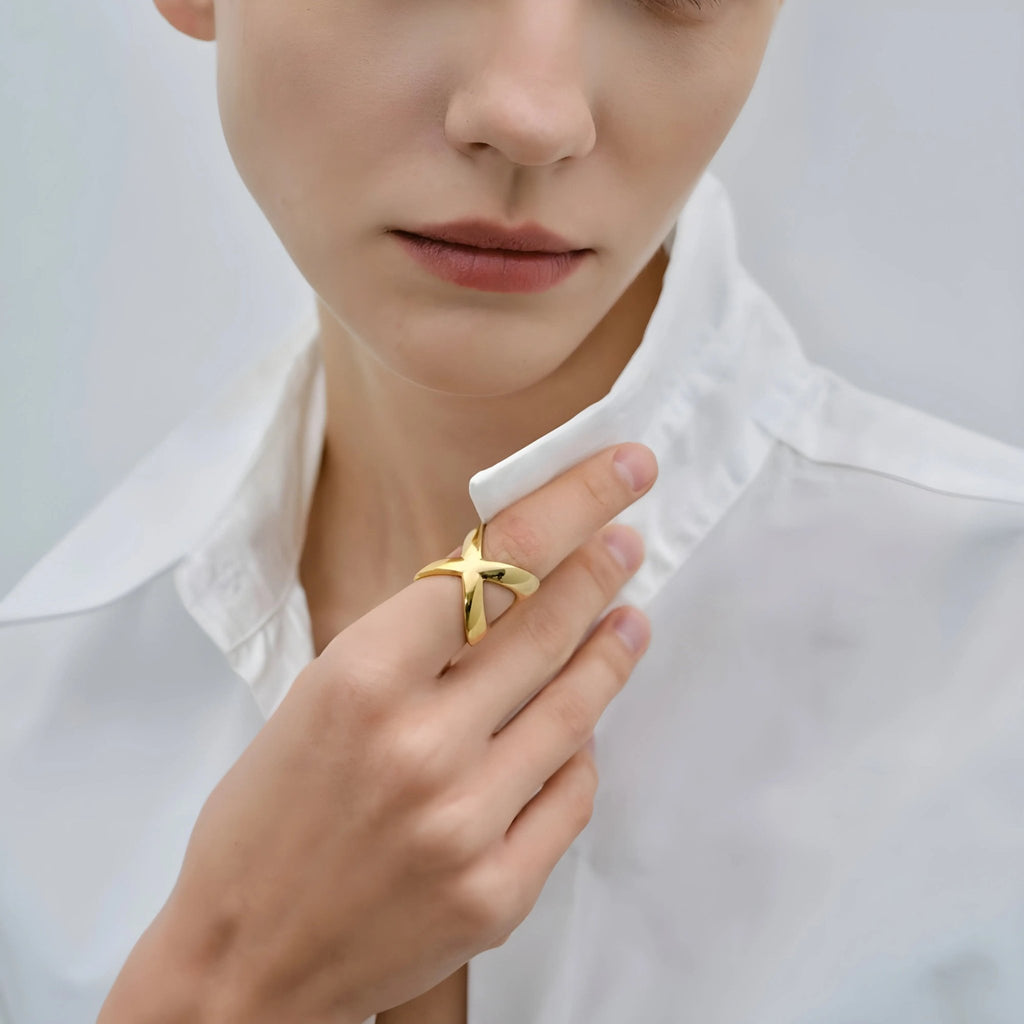 Maria-Kreuz-Ring – moderne Pracht in 18 Karat Gold | BEHI MILANO - schmuckperfetti.it
