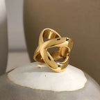 Maria-Kreuz-Ring – moderne Pracht in 18 Karat Gold | BEHI MILANO - schmuckperfetti.it