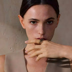 Nahaufnahme einer Frau mit dem zweifarbigen Onda-Ring von BEHI MILANO aus 18 Karat Gold und Edelstahl am Finger