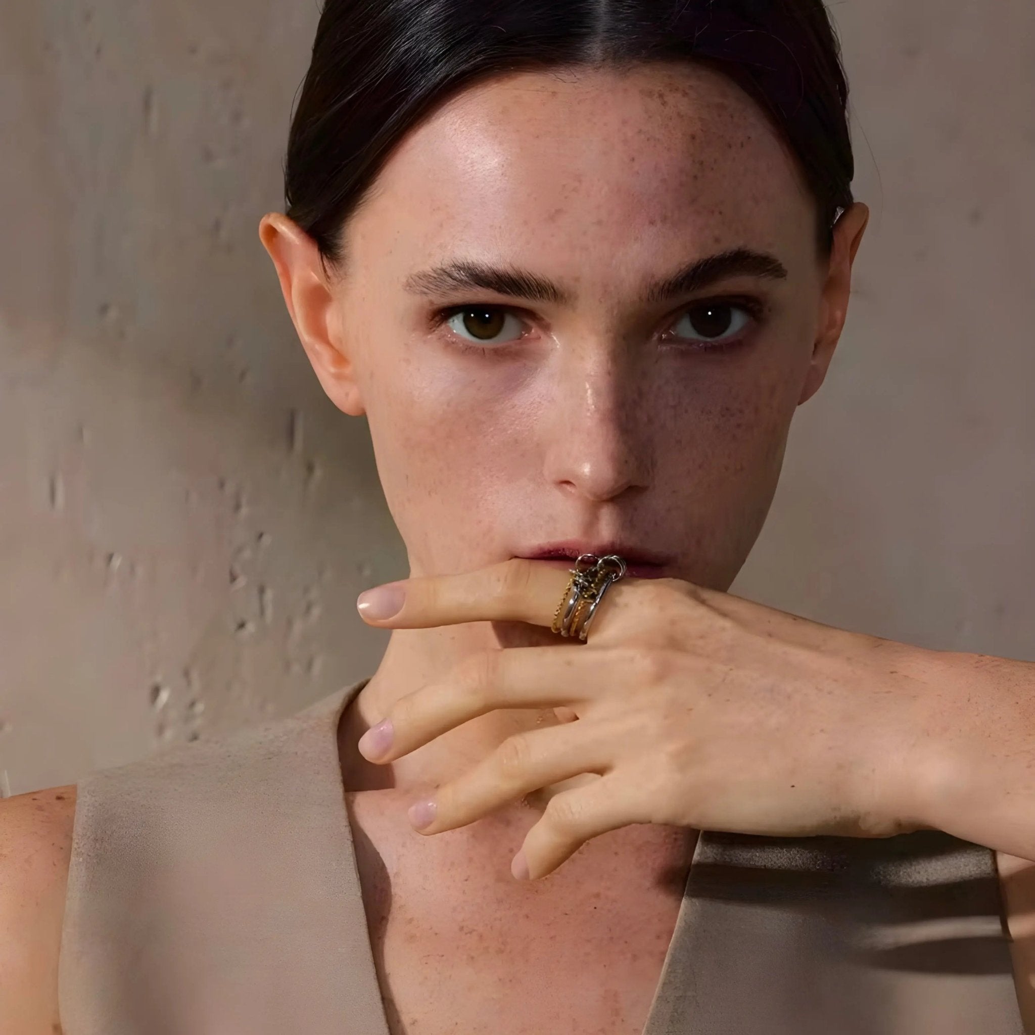 Primo piano donna con Anello Onda BEHI MILANO bicolore oro 18k e acciaio inossidabile sul dito