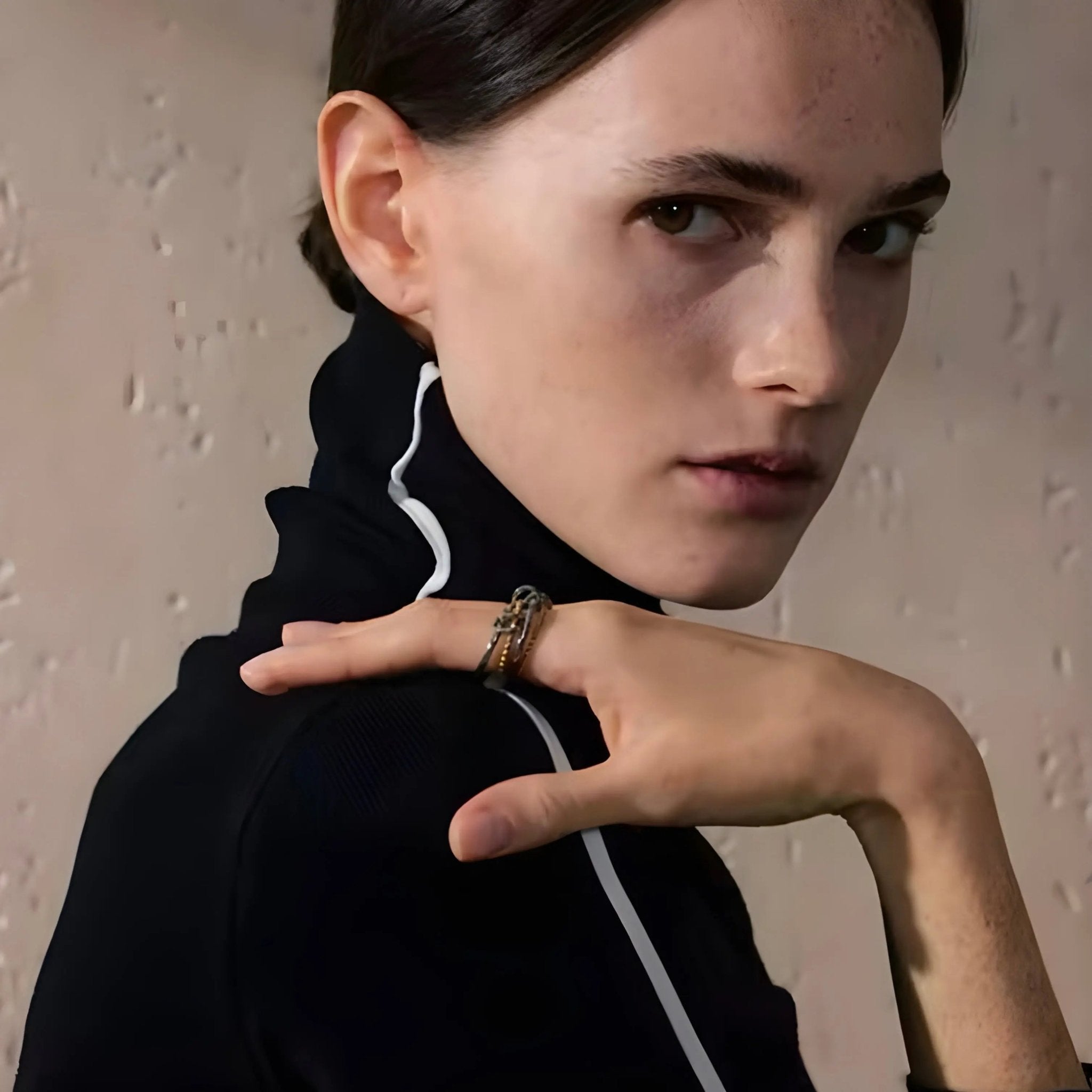 Modella indossa anello Onda BEHI MILANO bicolore oro 18k e acciaio. Gioiello raffinato al dito.