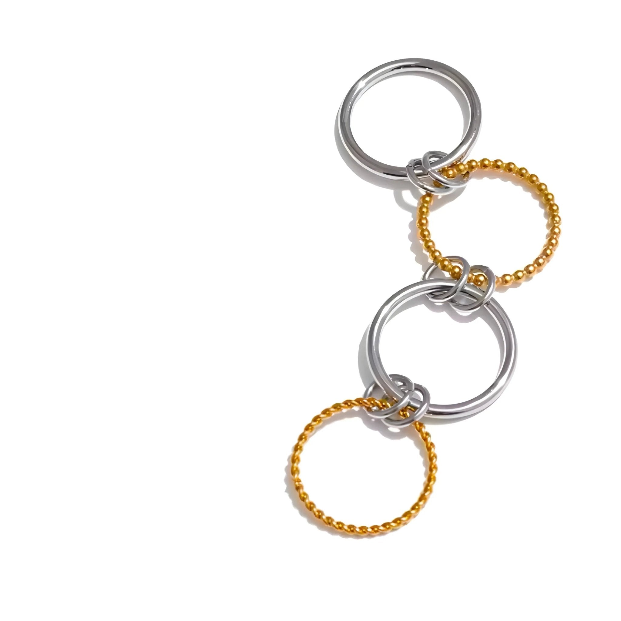 Anello Onda BEHI MILANO bicolore con 2 anelli lisci in acciaio e 2 testurizzati oro 18k su sfondo bianco. Raffinato.