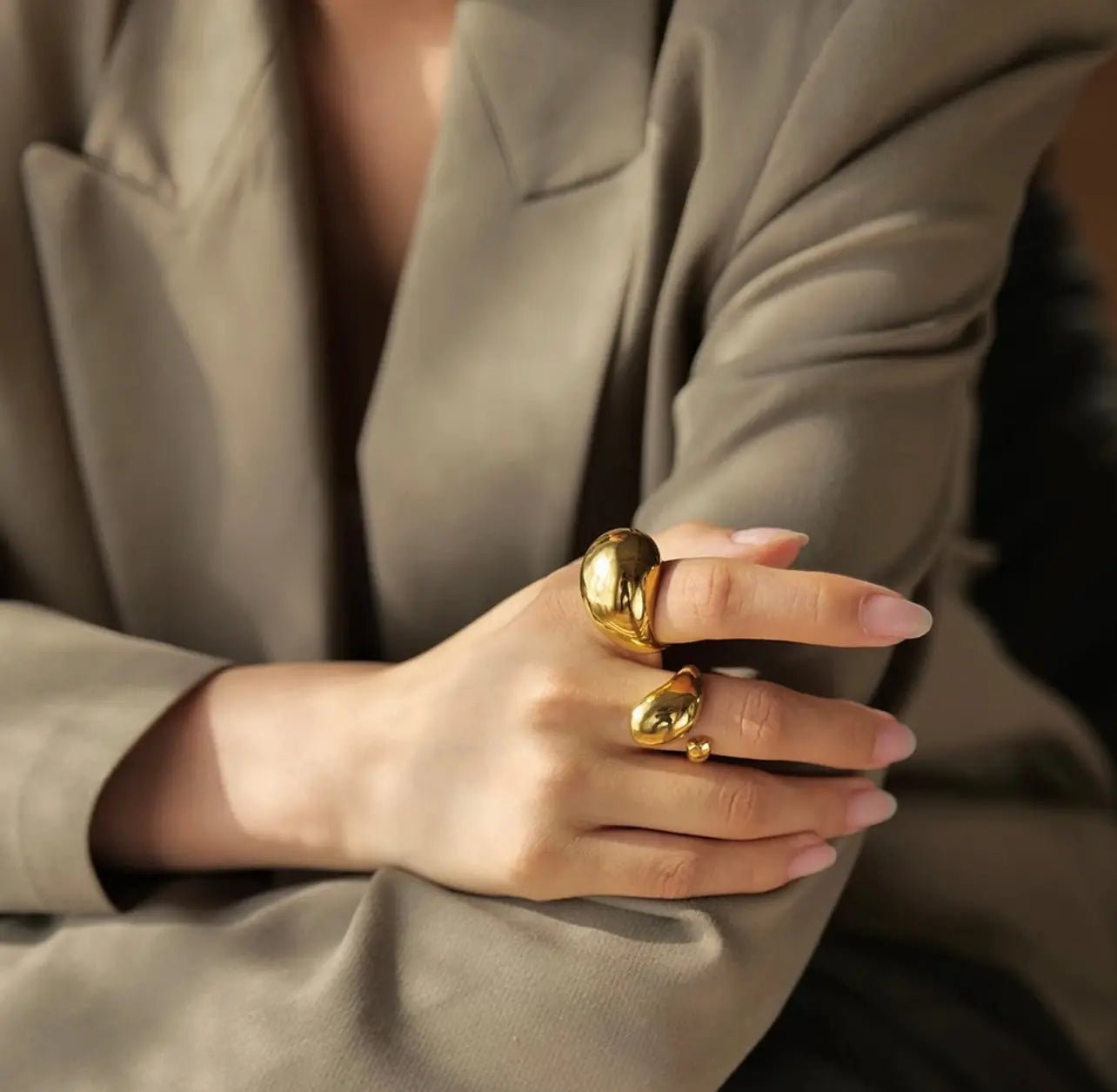 Anello BEHI ARCHANA in Acciaio Inossidabile Placcato Oro PVD - Eleganza Senza Tempo | BEHI MILANO - gioielliperfetti.it