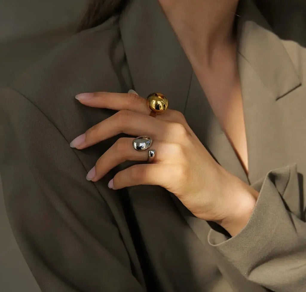 Anello BEHI ARCHANA in Acciaio Inossidabile Placcato Oro PVD - Eleganza Senza Tempo | BEHI MILANO - gioielliperfetti.it