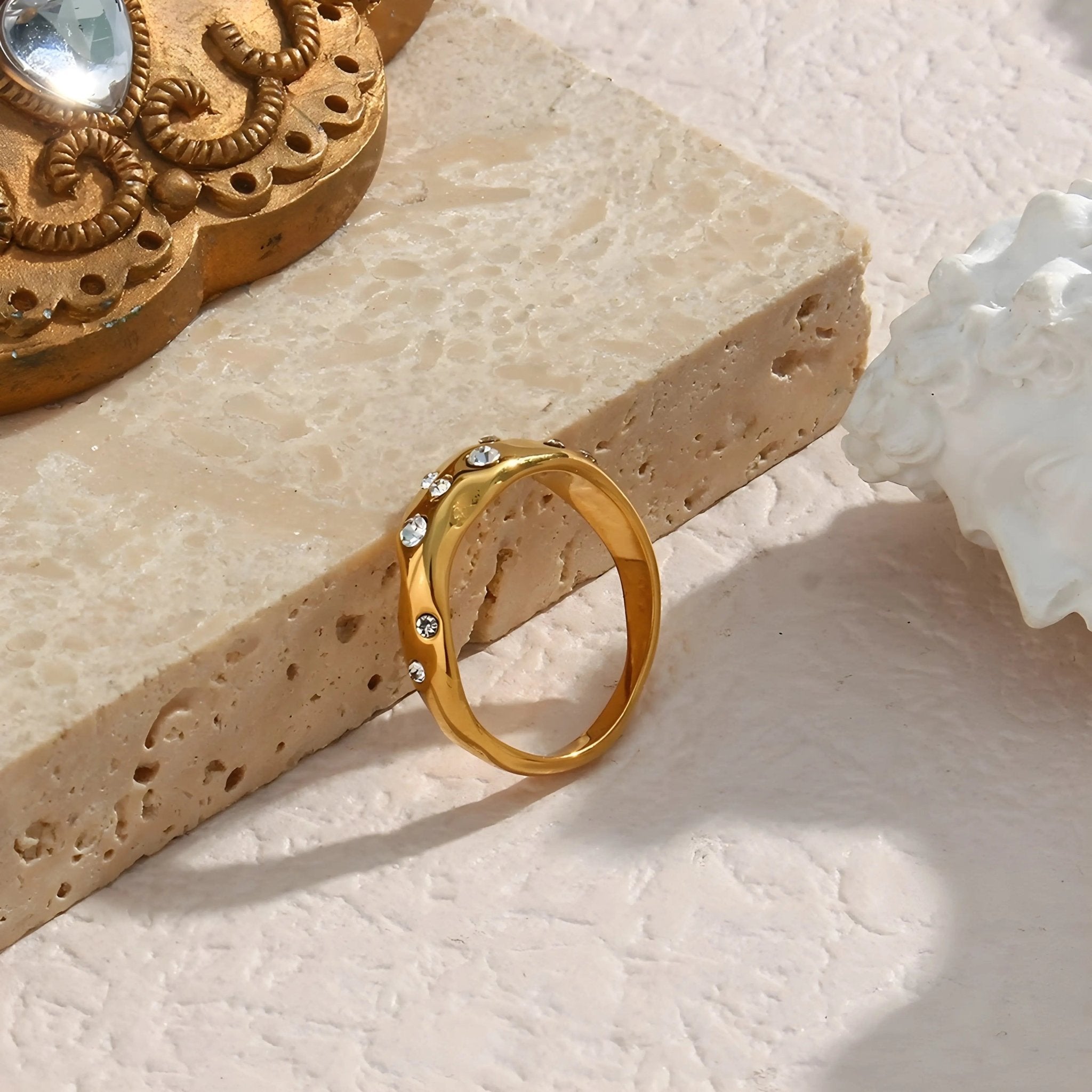 Anello Lorena BEHI MILANO - Oro PVD & Zirconi Scintillanti | Gioielli Perfetti - gioielliperfetti.it