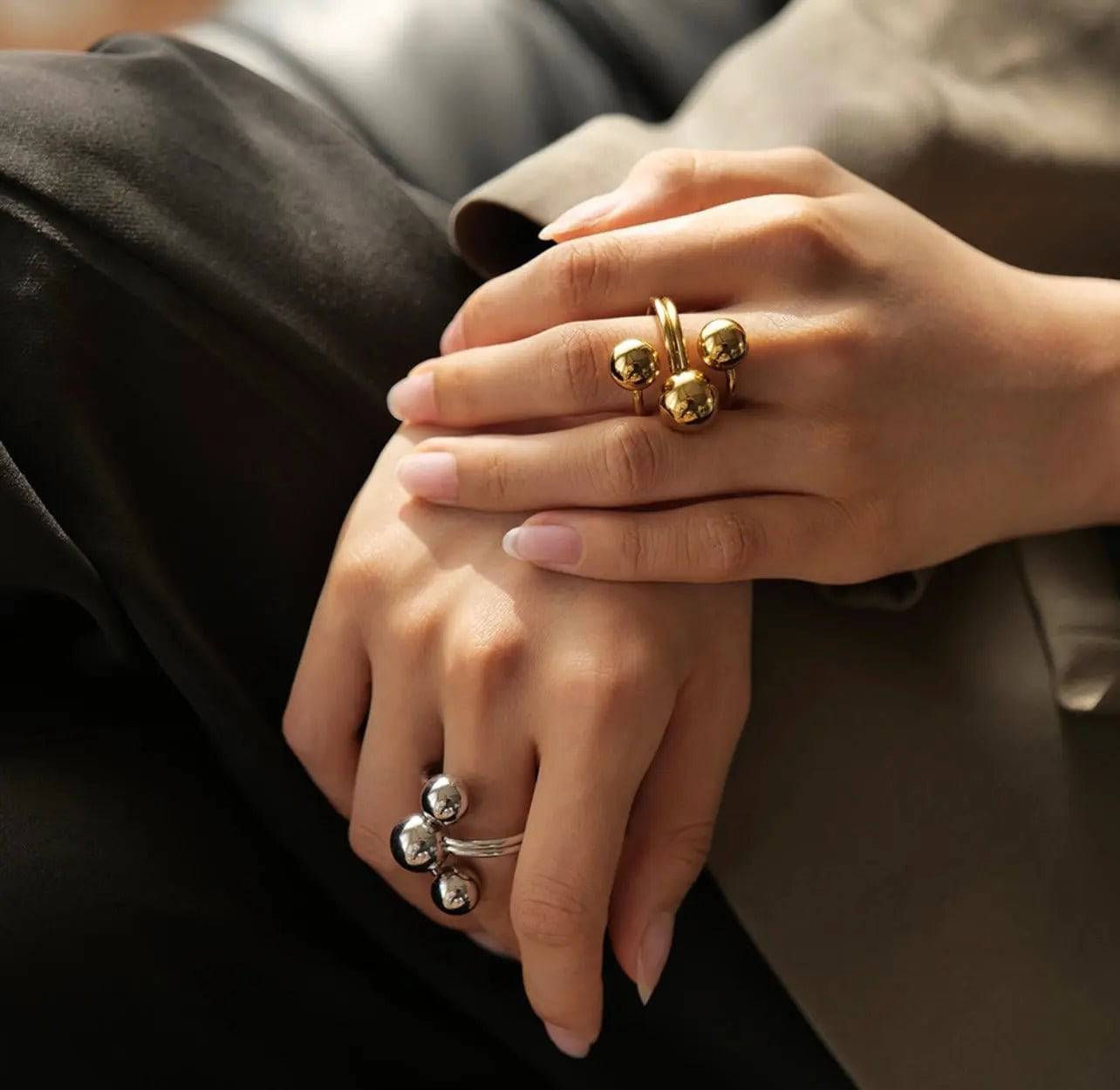 Anello BEHI MIA donna oro 18k con sfere e anello BEHI MIA argento con sfere, indossati.