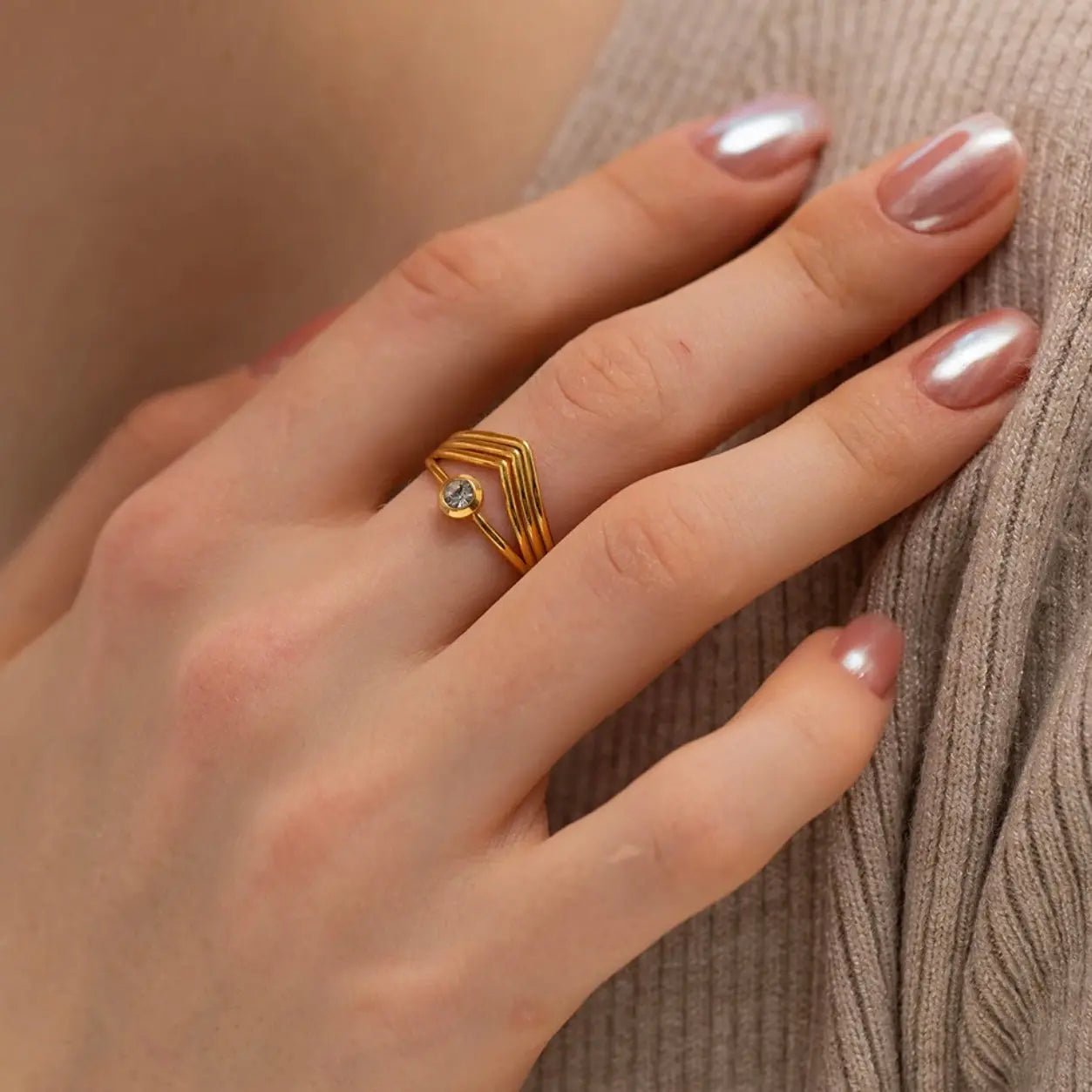 Anello BEHI SHARA - Splendore Regolabile in Acciaio Inossidabile Placcato Oro 18k con Zircone | BEHI MILANO - gioielliperfetti.it