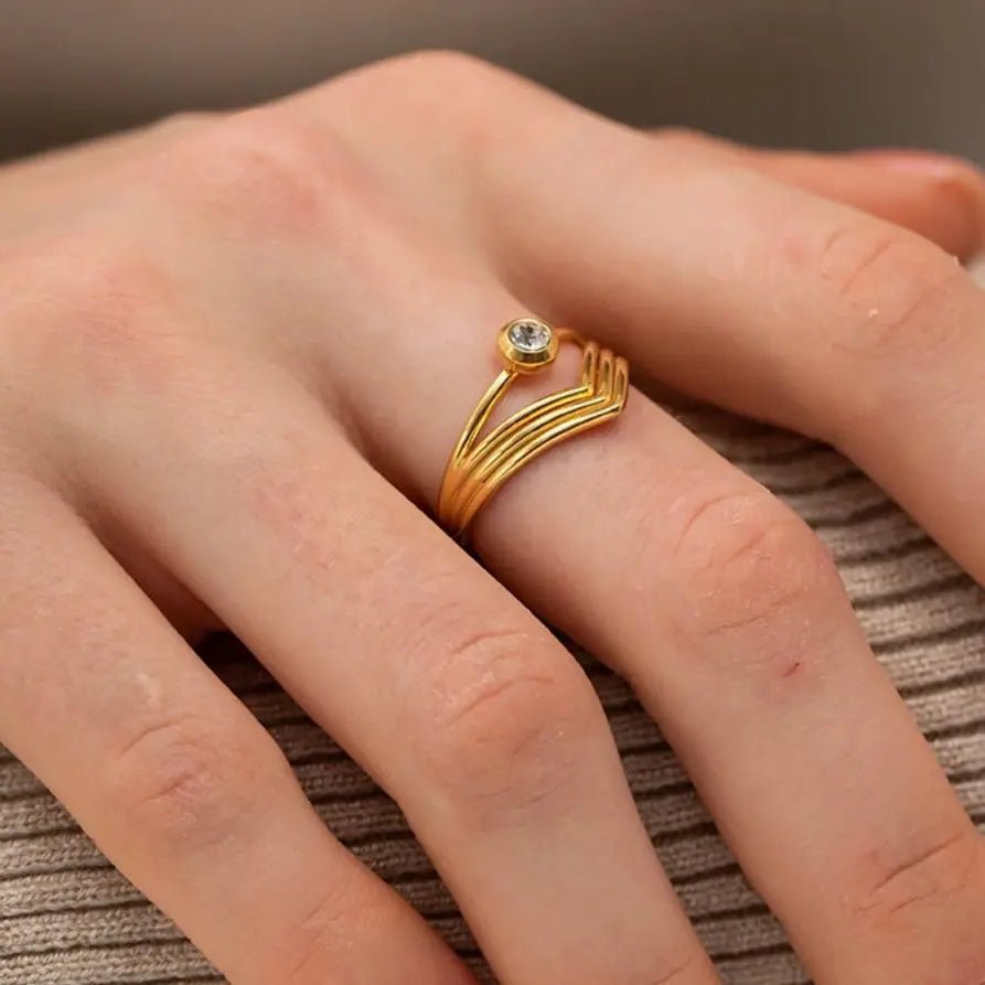 Anello BEHI SHARA - Splendore Regolabile in Acciaio Inossidabile Placcato Oro 18k con Zircone | BEHI MILANO - gioielliperfetti.it