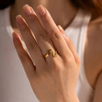 Mano con anello BEHI JOJO regolabile placcato oro 18k, design ondulato in acciaio inossidabile.