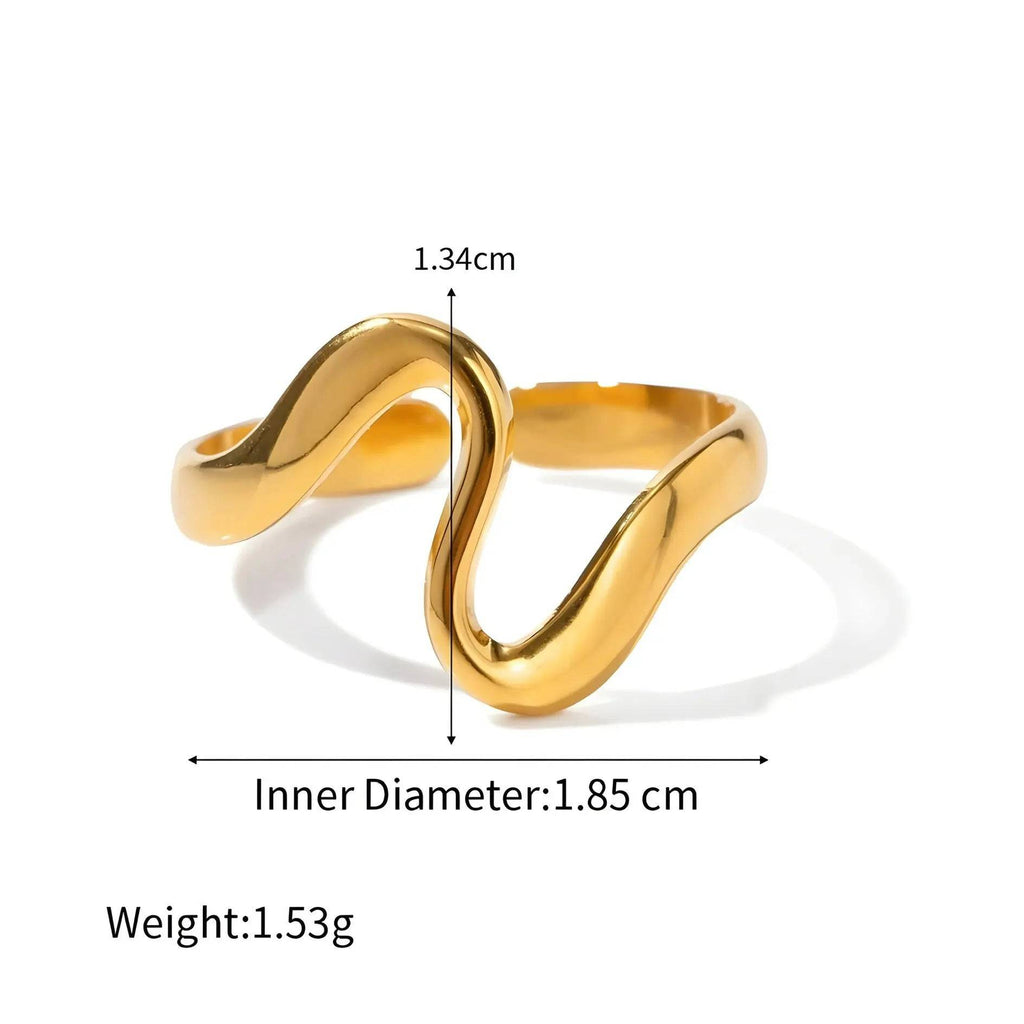 Anello BEHI JOJO ondulato placcato oro 18k, regolabile. Dettagli di diametro 1.85 cm e peso 1.53g.
