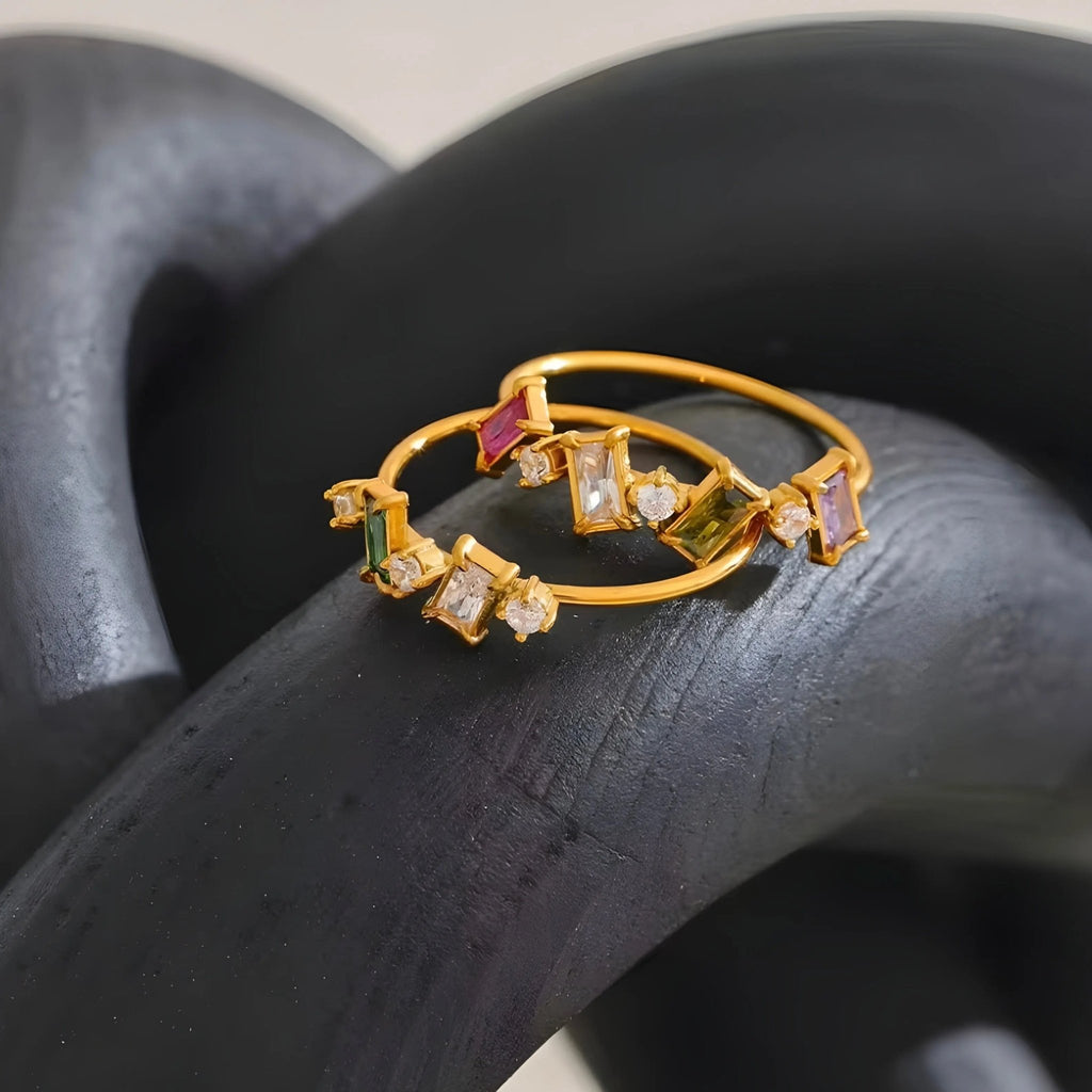 BEHI MELLY Ring – Mehrfarbige Zirkone, 18 Karat vergoldeter Stahl | BEHI MILANO - schmuckperfetti.it