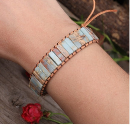 Pelle rettangolare con perline di diaspro naturale depositato sul mare