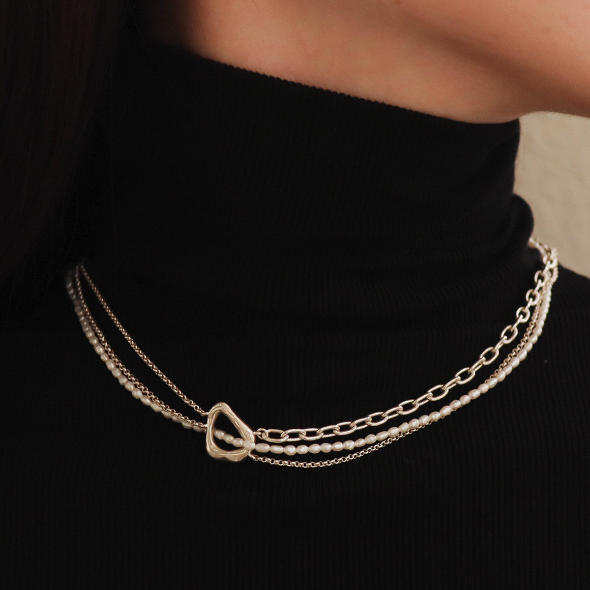 Collana da donna multistrato con perle dal design intrecciato