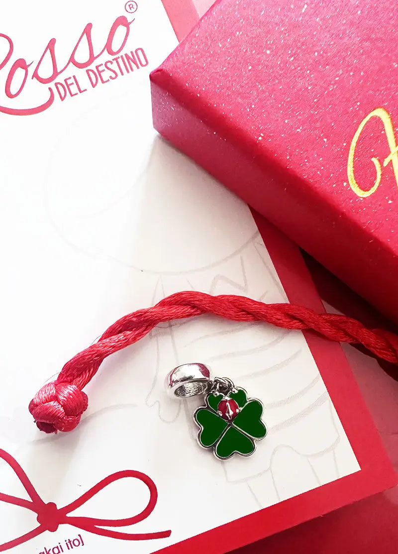 Charm Fortunello argento S925, quadrifoglio verde con coccinella rossa, su Filo Rosso del Destino