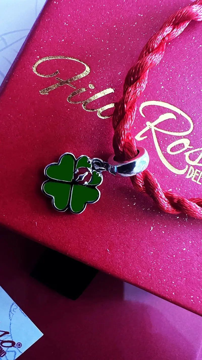 Charm Fortunello argento S925, quadrifoglio verde con coccinella rossa su scatola rossa e Filo Rosso del Destino