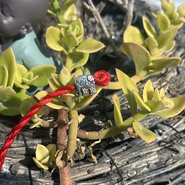 Charm Ganesh elefante argento S925, smalto colorato su filo rosso portafortuna tra piante, per bracciale