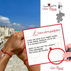 Charm puzzle argento S925 su bracciale Filo Rosso al polso, con biglietto dedica Un incastro perfetto