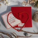 Bracciale Filo Rosso del Destino a forma di cuore su busta rossa, con biglietto e decorazioni naturali. Un gioiello artigianale che simboleggia protezione e legame autentico.