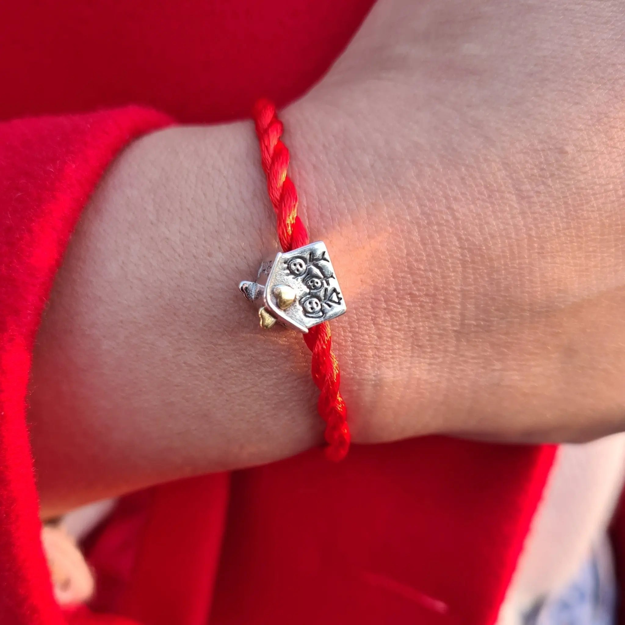 Charm "Family" in Argento S925 - Legame Prezioso per Filo Rosso del Destino | gioielliperfetti.it - gioielliperfetti.it