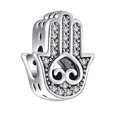 Charm Hamsa Mano di Fatima in argento S925 con zirconi bianchi per braccialetto donna, su sfondo bianco.