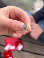 Charm Hamsa argento S925 con zirconi bianchi e cuore rosso, tenuto tra le dita. Protezione spirituale.